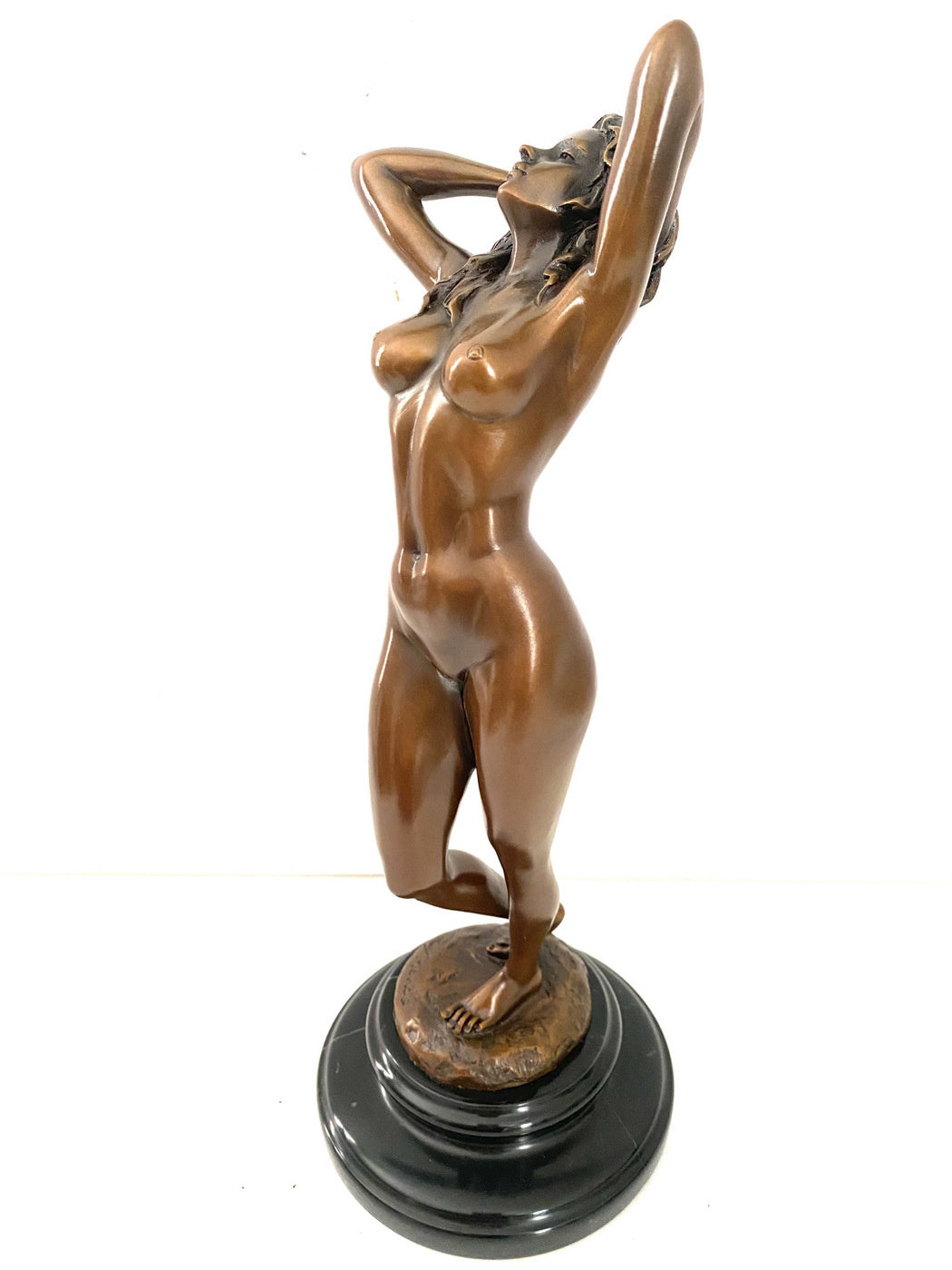 Bronze Akt Skulptur von Raymondo – seitliche Ansicht mit klassischer Patina