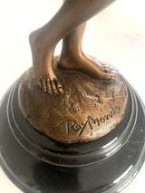 Bronzefigur Frau auf Marmorsockel – Detailaufnahme von Sockel und Signatur