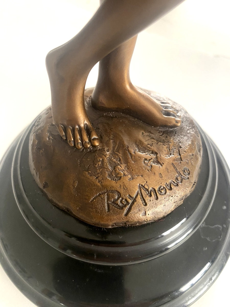 Bronzefigur Frau auf Marmorsockel – Detailaufnahme von Sockel und Signatur