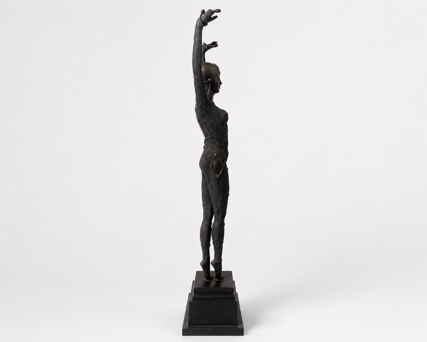 Art-Déco Tänzerin aus Bronze – Seitenansicht