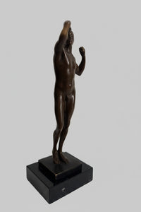 Bronzefigur Mann nach Auguste Rodin – frontale Ansicht der Aktdarstellung