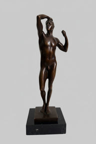 Das eherne Zeitalter – männlicher Bronze Akt nach Auguste Rodin