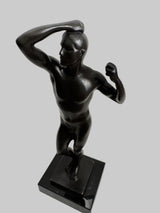 Das eherne Zeitalter aus Bronze – schräge Gesamtansicht des männlichen Aktes