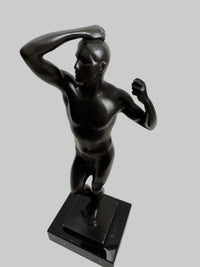 Das eherne Zeitalter aus Bronze – schräge Gesamtansicht des männlichen Aktes
