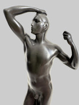 Rodin Bronzefigur Mann – Nahaufnahme von Oberkörper, Gesicht und Armhaltung