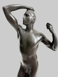 Rodin Bronzefigur Mann – Nahaufnahme von Oberkörper, Gesicht und Armhaltung