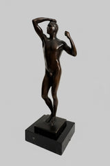 Bronzeskulptur Mann nach Rodin – vollständige Vorderansicht auf schwarzem Sockel