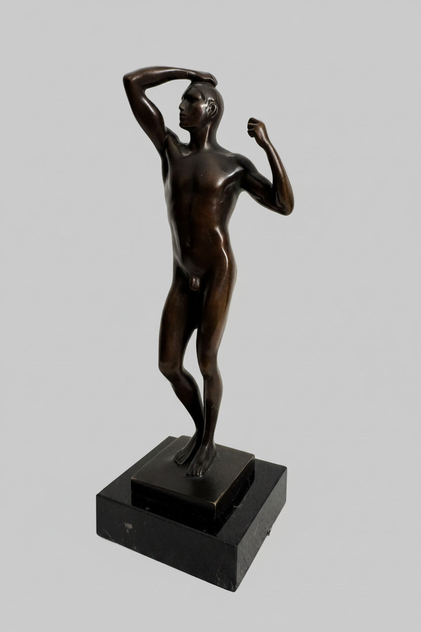 Bronzeskulptur Mann nach Rodin – vollständige Vorderansicht auf schwarzem Sockel