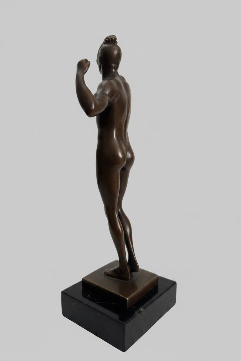 Das eherne Zeitalter – weitere Gesamtansicht der Bronzefigur auf Sockel