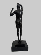 Rodin Bronzeskulptur Mann – rückseitige Seitenansicht auf schwarzem Sockel