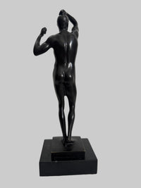 Rodin Bronzeskulptur Mann – rückseitige Seitenansicht auf schwarzem Sockel