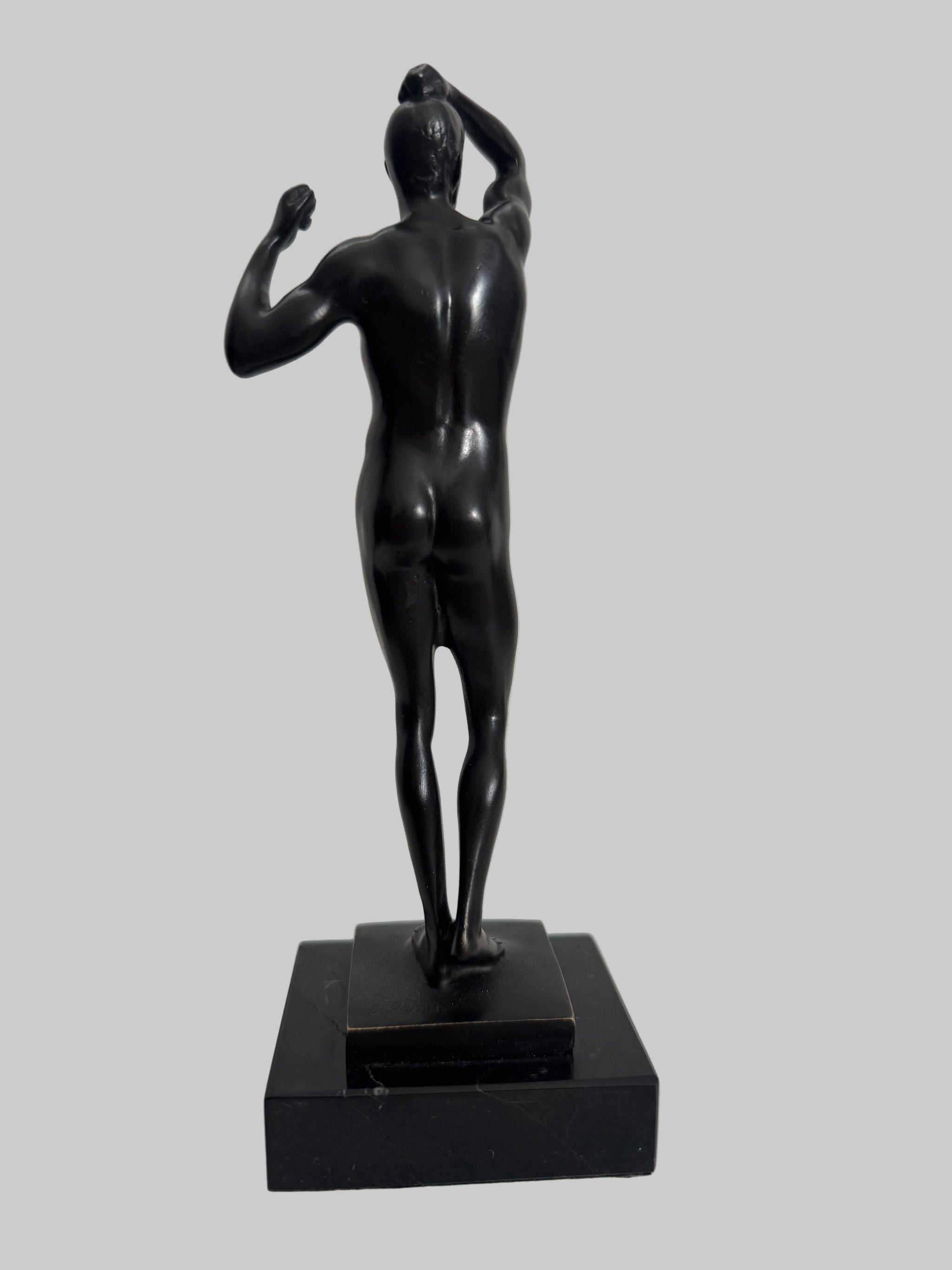 Rodin Bronzeskulptur Mann – rückseitige Seitenansicht auf schwarzem Sockel