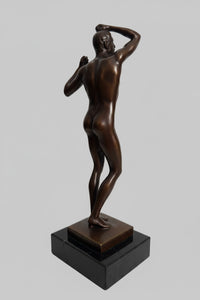 Männliche Bronzeskulptur – schräge Seitenansicht mit klassischer Patina