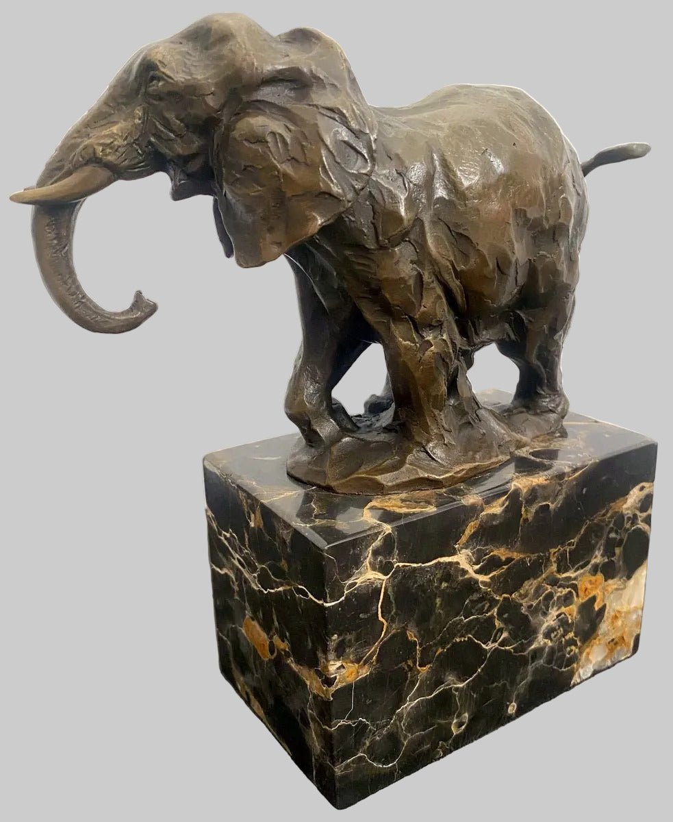 Mammut aus Bronze auf Marmorsockel – schräge Frontalansicht