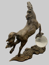 Bronze Pferdeskulptur auf Glaskugel – schräg rückwärtige Ansicht