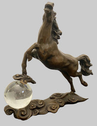 teigendes Pferd aus Bronze mit Glaskugel – schräg seitliche Ansicht