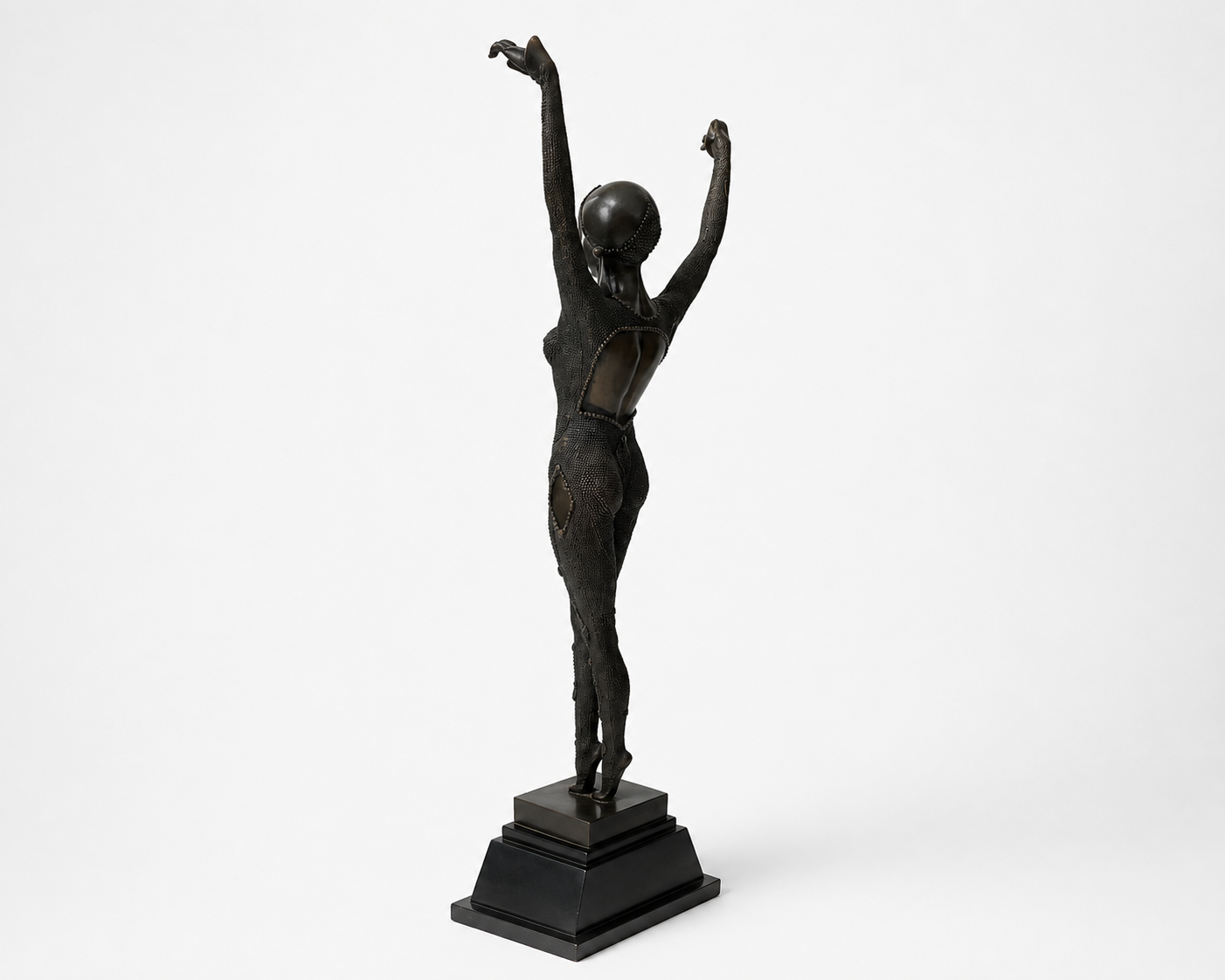 Art-Déco Bronze Tänzerin – schräg seitliche Gesamtansicht