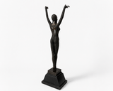 Bronzefigur Art-Déco-Tänzerin mit erhobenen Armen – schräge Seitenansicht