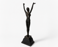 Bronzefigur Art-Déco-Tänzerin mit erhobenen Armen – schräge Seitenansicht