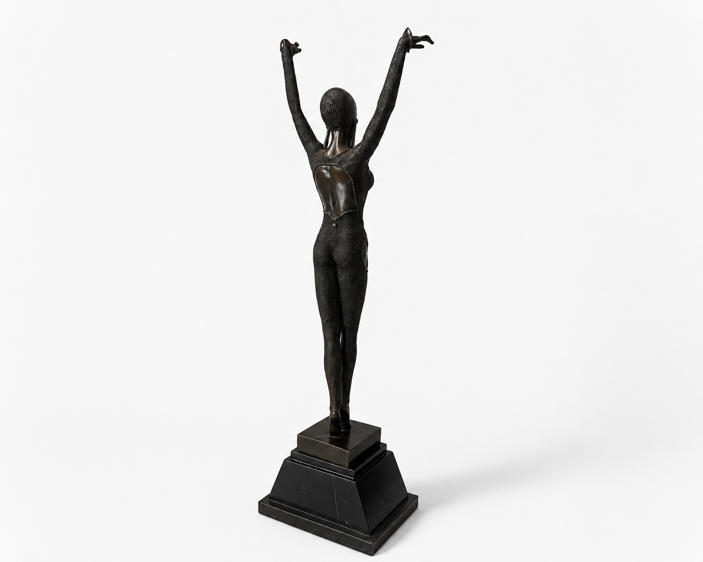 Bronzefigur Art-Déco-Tänzerin mit erhobenen Armen – schräge Seitenansicht