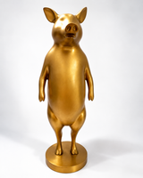 Schwein Figur aus Bronze – frontale Ansicht des stehenden Schweins auf Bronzesockel