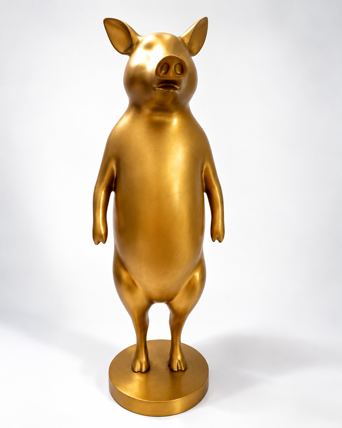 Schwein Figur aus Bronze – frontale Ansicht des stehenden Schweins auf Bronzesockel