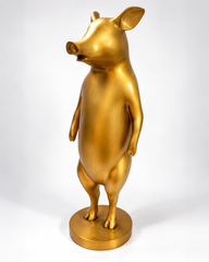 Schwein Figur aus Bronze – schräge Vorderansicht des stehenden Schweins auf Bronzesockel