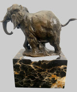 Bronze Mammutfigur auf Marmorsockel – Seitenansicht