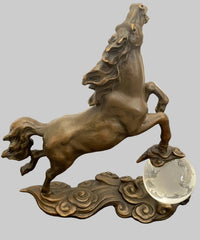 Bronze Pferd auf Glaskugel mit dynamischer Körperhaltung – Seitenansicht