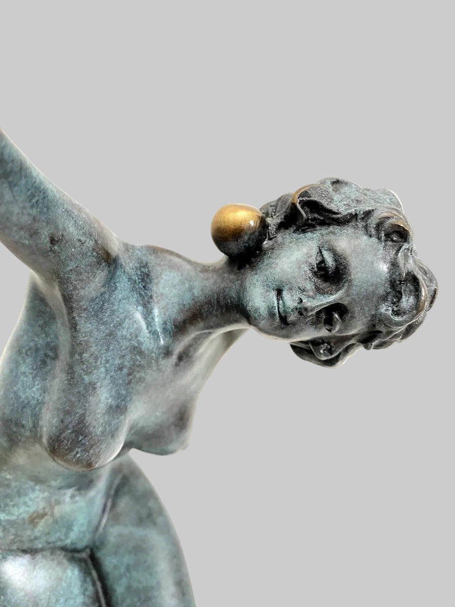 Kugeltänzerin nach Claire Colinet – Detailaufnahme von Gesicht und goldener Kugel