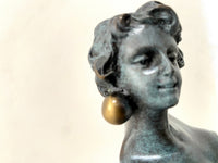 Kugeltänzerin nach Claire Colinet – Detailaufnahme von Gesicht und goldener Kugel