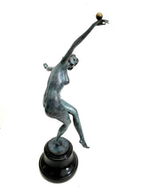 Art-Déco-Bronzefigur Frau – schräge Seitenansicht der dynamischen Tanzpose