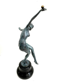 Art-Déco-Bronzefigur Frau – schräge Seitenansicht der dynamischen Tanzpose