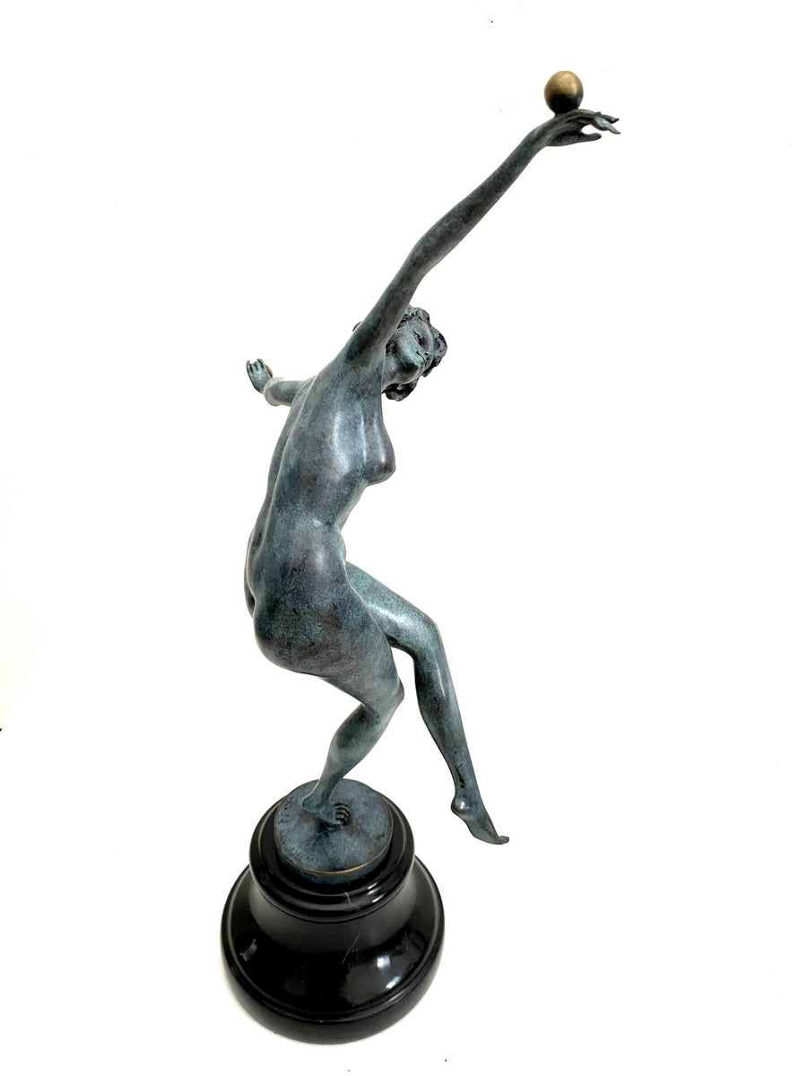 Art-Déco-Bronzefigur Frau – schräge Seitenansicht der dynamischen Tanzpose