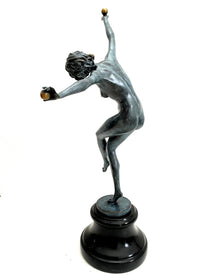 Kugeltänzerin aus Bronze – seitliche Ansicht mit angehobenem Bein und goldener Kugel
