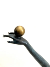 Art-Déco-Tänzerin aus Bronze – Detailaufnahme der Hand mit goldener Kugel