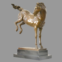 Bronzeskulptur Pferd nach Caspar Gras auf Sockel – Gesamtansicht