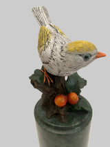 Handbemalte Vogel Skulptur aus Bronze – seitliche Ansicht auf Marmorsockel