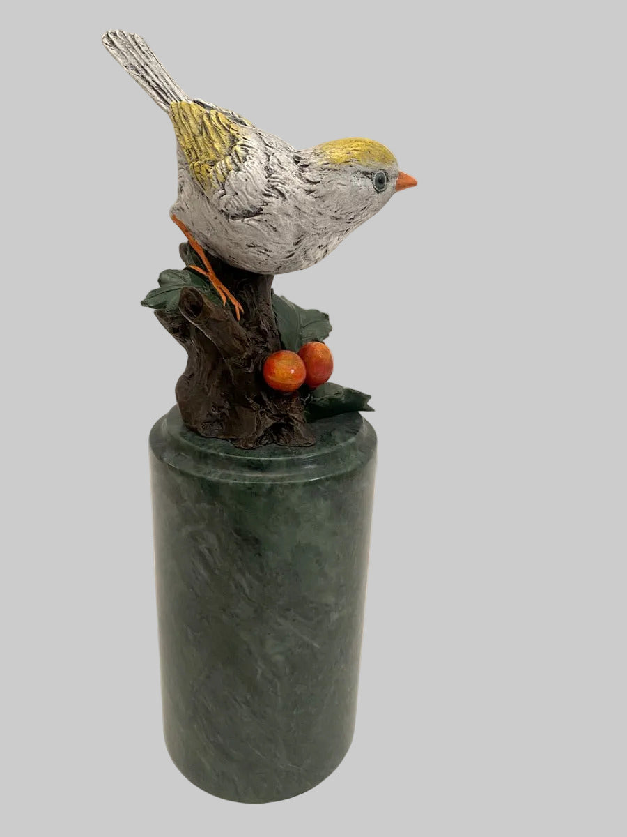Wiener Bronze Vogel – handbemalte Bronzefigur auf Marmorsockel
