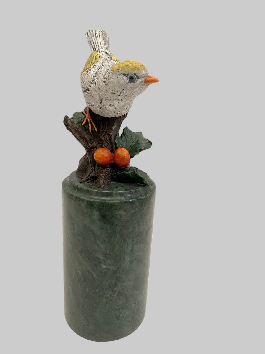 Vogel Skulptur aus Bronze – frontale Seitenansicht mit mehrfarbiger Oberfläche