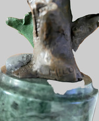 Bronzefigur Vogel – Detailaufnahme von Signatur, Patina und Sockel
