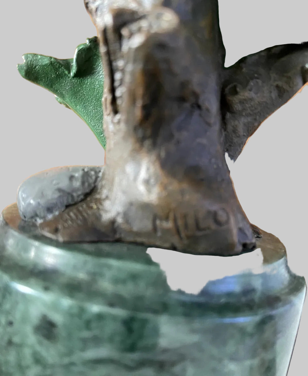 Bronzefigur Vogel – Detailaufnahme von Signatur, Patina und Sockel