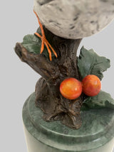 Handbemalter Bronze Vogel – Detailansicht von Körper, Ast und Beeren