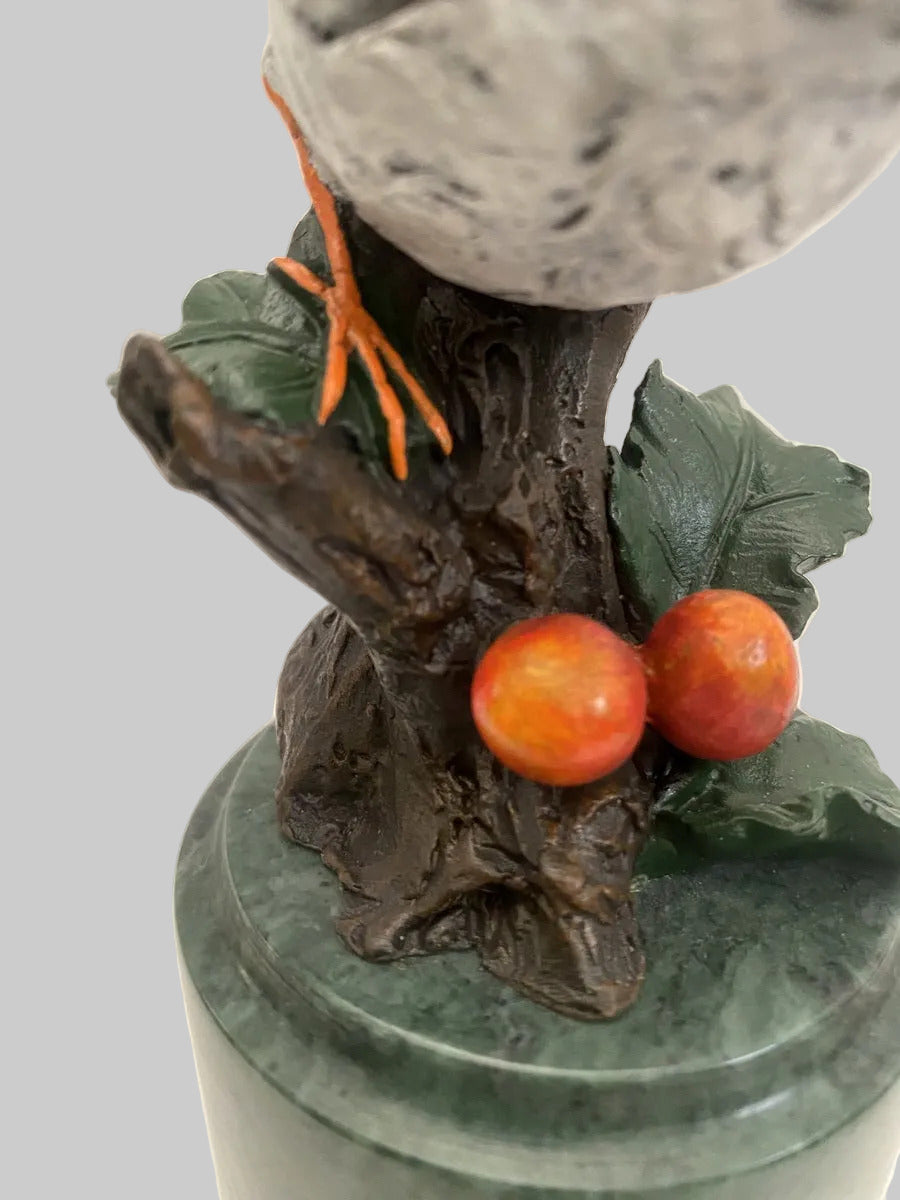 Handbemalter Bronze Vogel – Detailansicht von Körper, Ast und Beeren