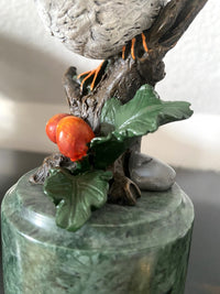 Handbemalter Bronze Vogel – Detailansicht von Körper, Ast und Beeren