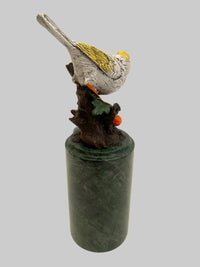 Bronze Vogel Figur – seitliche Rückansicht auf hohem grünem Marmorsockel