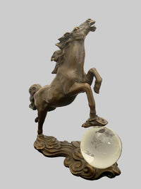 Pferd Figur aus Bronze auf gläserner Weltkugel – weitere Seitenansicht