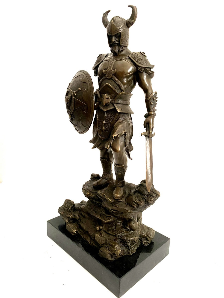 Bronzefigur Bronze Wikinger mit Schwert und Totenkopf Schild auf Marmorplatte