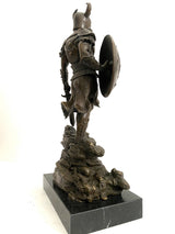 Bronzefigur Bronze Wikinger mit Schwert und Totenkopf Schild auf Marmorplatte