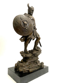 Bronzefigur Bronze Wikinger mit Schwert und Totenkopf Schild auf Marmorplatte